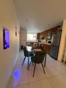 Nice 3bed apartment only 3 stops to London centre