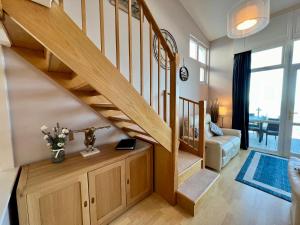 Sea Breeze Stay - 3-Bed Coastal Gem with Private Balcony - Westward Ho!