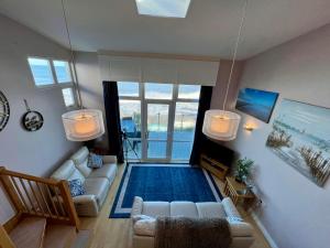 Sea Breeze Stay - 3-Bed Coastal Gem with Private Balcony - Westward Ho!