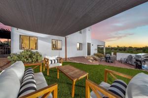 Catalina Foothills and Mountain Views, 3 BR 2 BA, Garage