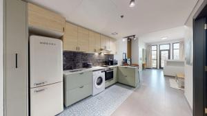 Vacationer Holiday Homes I Modern Studio I Pool & Gym Access I 5-min Drive to Miracle Garden I Arjan