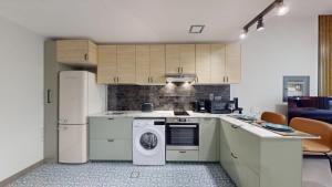 Vacationer Holiday Homes I Modern Studio I Pool & Gym Access I 5-min Drive to Miracle Garden I Arjan