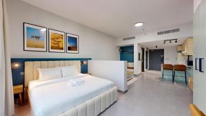 Vacationer Holiday Homes I Modern Studio I Pool & Gym Access I 5-min Drive to Miracle Garden I Arjan