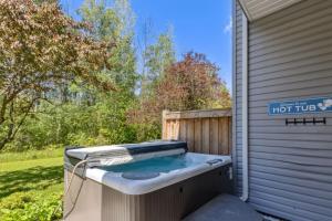 Townhouse with Hot Tub near Blue Mountain Village - 162 Vacation Inn