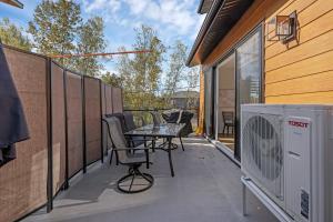 Le Memph Renarde spacious confortable 3 bedroom 2 floor condo salt water pool hot tub Memphremagog Lake