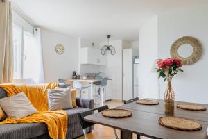 Charmant 2 pièces rénové Porte de Paris avec parking