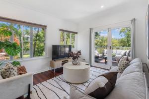 Sunny 3BR Upstairs Apartment Shops and Transport