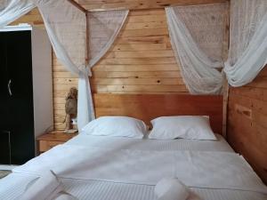 Flora Pansiyon Çıralı