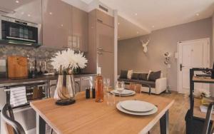 Authentic Nice Old Town, separate bedroom, AC