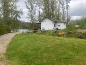 Humlegarden lake cottage, Horn