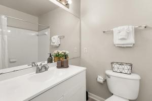 Premium 2BR Escape Pool Gym and Minutes to DT Austin