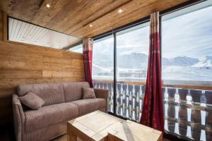 Ski in and out Bright Alpine Flat with Mountain views