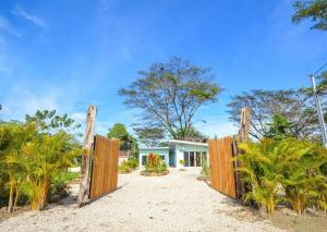 Screened-In Porch! Short Walk To Beach!