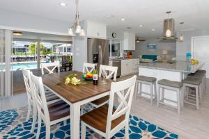 Aloha Cove - Modern Home with Gulf Access - Vesteva