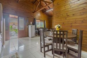 Casa com Piscina, Churrasqueira e Salao de Jogos