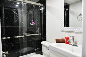 Modern 4BR Lake Escape with Patio & BBQ Area