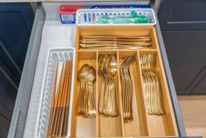 New 1 BR, King Bed, Laundry In-Unit, Parking