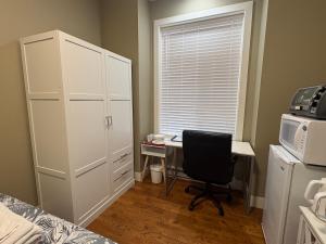 Guest room with private bath in Langford
