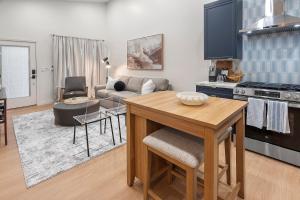 New 1 BR, King Bed, Laundry In-Unit, Parking