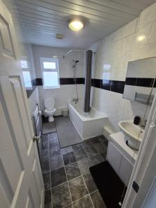 Stunning 4 BedHouse Company Workers Welcome, Parking, Wifi, Netfix