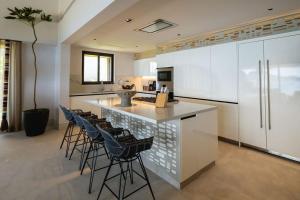 Luxury Ocean Villa for Holidays & NYE Heated Pool Golf Cart