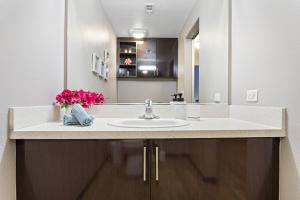 Heart of Irvine *Luxury Apt wPool & Gym*