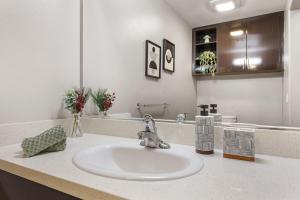 Irvine Luxury Living | Pool, Gym & Prime Location