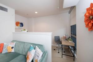 Coastal Luxe | Walk to Pier + Free Parking