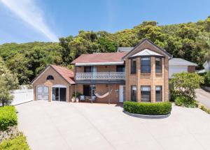 Oceans 21 Caves Beach