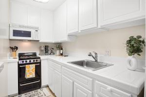 Santa Monicas Prestige Place *Steps To The Beach*