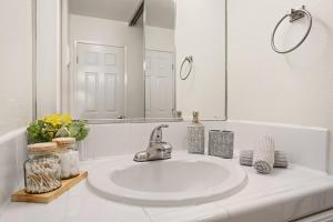 SoCal Luxurious Apt Steps To The Beach & Pier