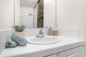 Beachside Beauty Steps To The Beach & Restaurants