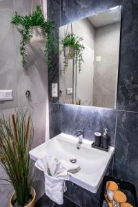 Between Rivers Apartments, AC, Netflix & Parking