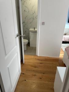 En Suits room with your own bathroom and toilet