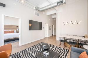 The 333 Suites - For 24 Guests