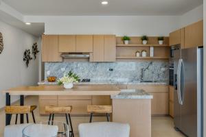 Modern Condo with Stunning Bay Views