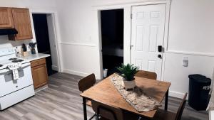 Bachi - Cozy 3BR Apt with Parking, Desk & Fast WiFi near Yale, Quinnipiac, SCSU & Hospitals