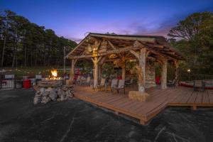 Stonegate Lodge 2 Queen Beds WIFI Roku TV Salt Water Pool Room #106