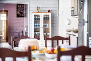 Casa com Piscina, 4 quartos, a 12km da Praia do Rosa e a 4km da Barra da Ibiraquera