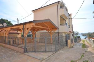 Apartments Ivan by the sea