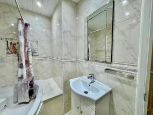 Spacious 5-Bed House in Chigwell - Grange Hill