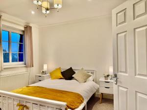 Spacious 5-Bed House in Chigwell - Grange Hill