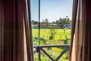 Casa com Piscina, 4 quartos, a 12km da Praia do Rosa e a 4km da Barra da Ibiraquera