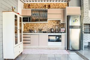 Casa com Piscina, 4 quartos, a 12km da Praia do Rosa e a 4km da Barra da Ibiraquera