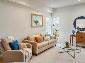 Hollywood Living 3 to 5 BR Townhomes with Free Parking