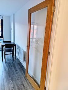 Modern 1 Bedroom Apt 2 near City Centre Parking