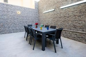 Modern, stylish & comfortable 3 bedroom apartment with jacuzzi, aquarium and private yard with barbeque