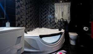 Modern, stylish & comfortable 3 bedroom apartment with jacuzzi, aquarium and private yard with barbeque