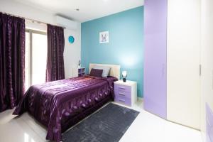 Modern, stylish & comfortable 3 bedroom apartment with jacuzzi, aquarium and private yard with barbeque