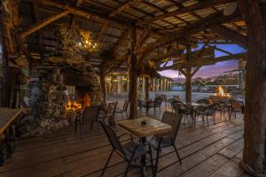 Stonegate Lodge King Bed, WIFI, 50in Roku TV, Salt Water Pool Room #108